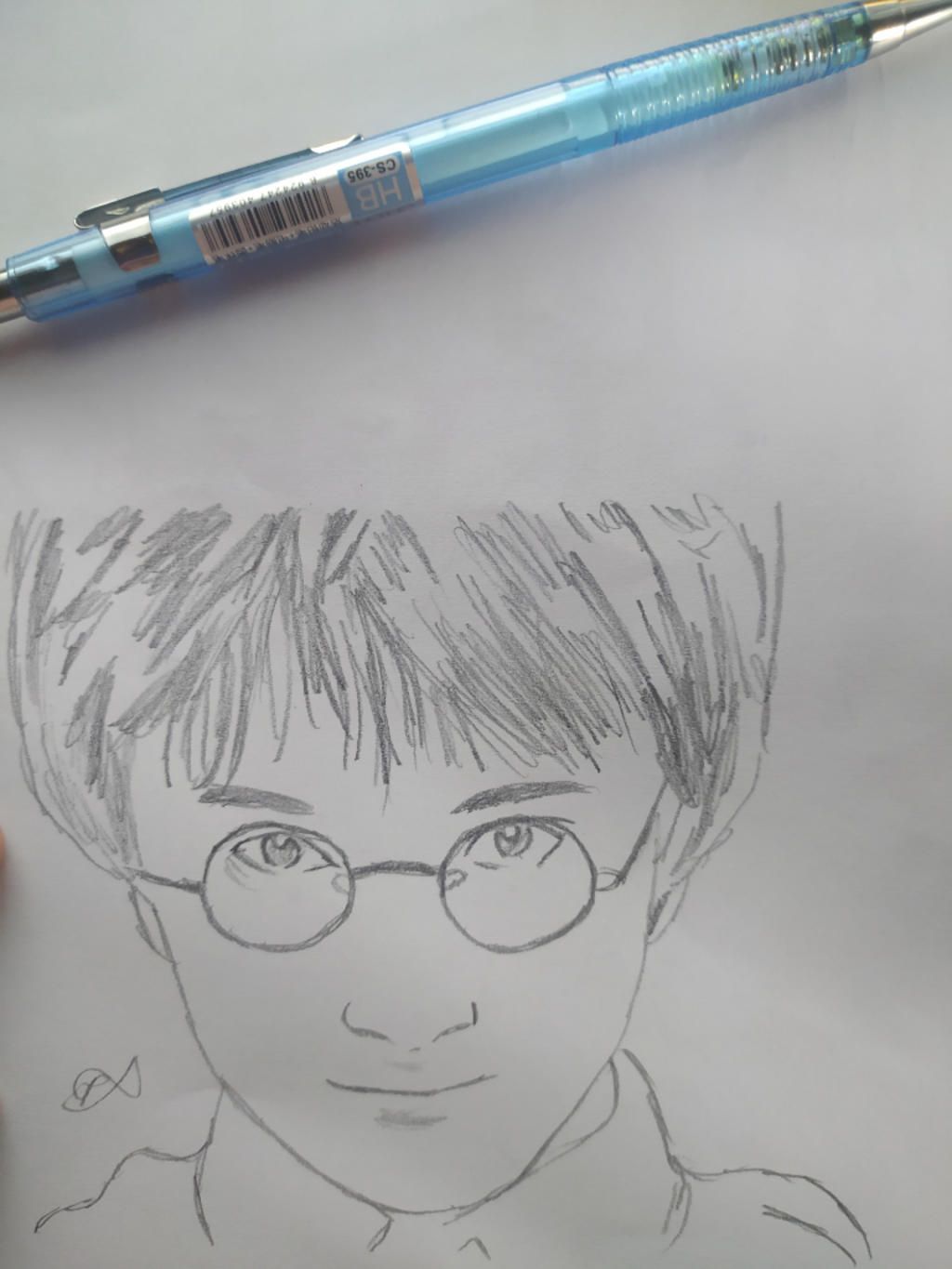 Bạn muốn học cách vẽ chân dung Harry Potter độc đáo và tuyệt đẹp? Hãy để bức tranh đưa bạn vào thế giới phù thủy và mang đến cho bạn những giây phút thư giãn thú vị nhất. Chắc chắn rằng bạn sẽ bị cuốn hút bởi tài năng và sức sáng tạo của người vẽ. Hãy bấm vào ảnh để khám phá thêm những bí mật và kỹ thuật vẽ chân dung Harry Potter nào!
