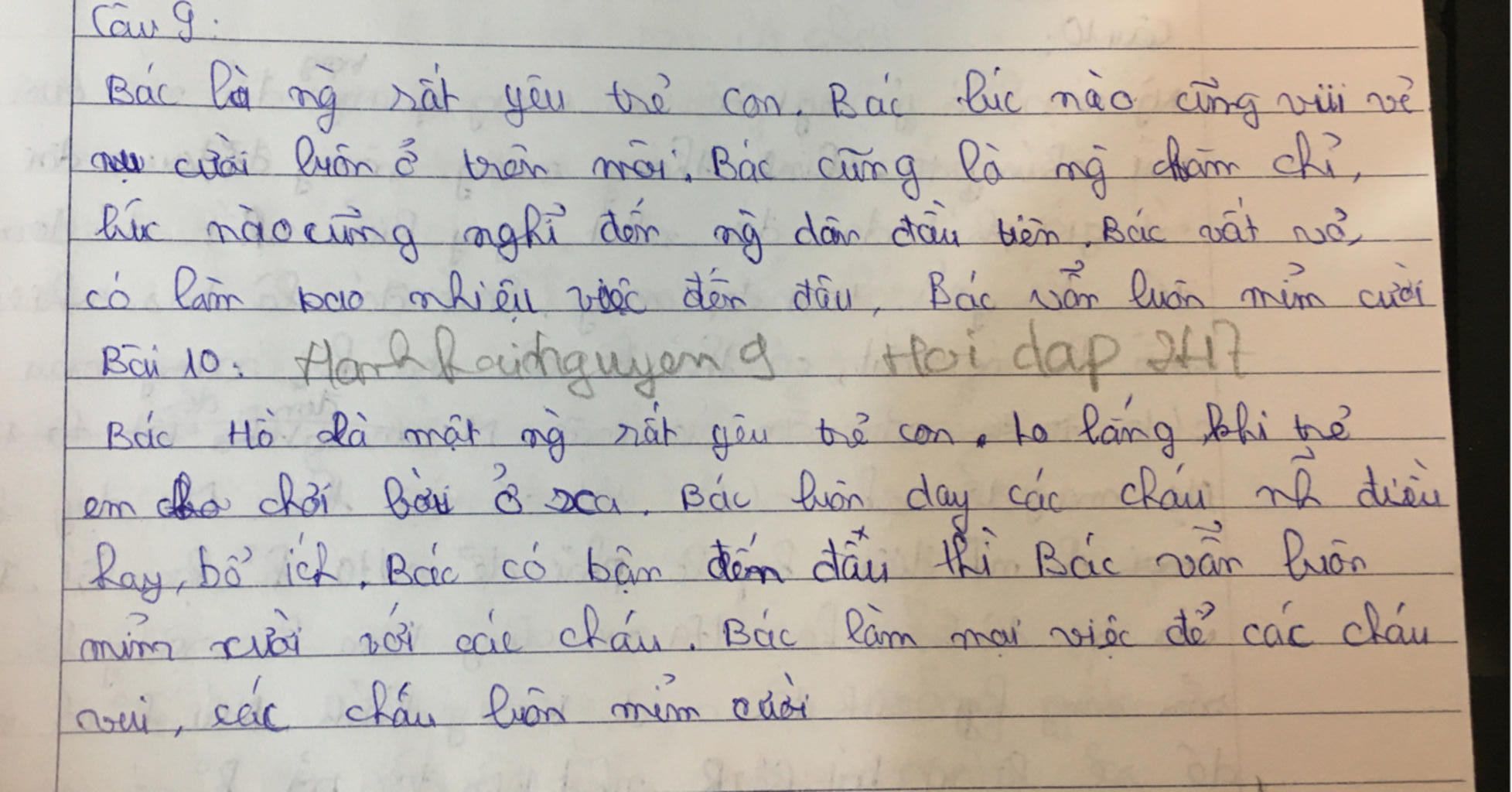 nha-em-treo-anh-bac-ho-ben-tren-la-mot-la-co-do-tuoi-ngay-ngay-bac-mim-mieng-cuoi-bac-nhin-chung