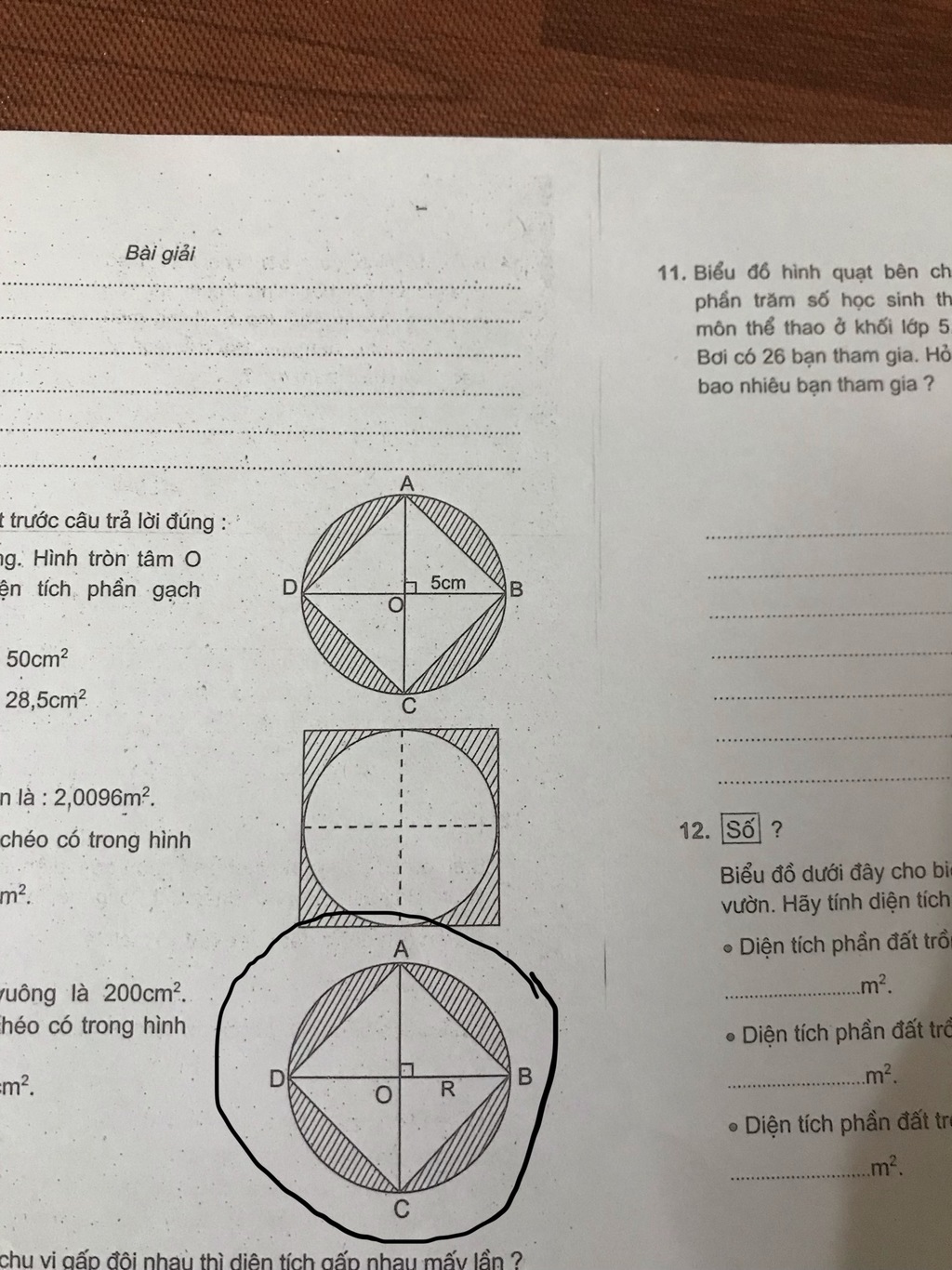 Một hình tròn nằm trong một hình vuông như hình vẽ Chu vi của hình vu