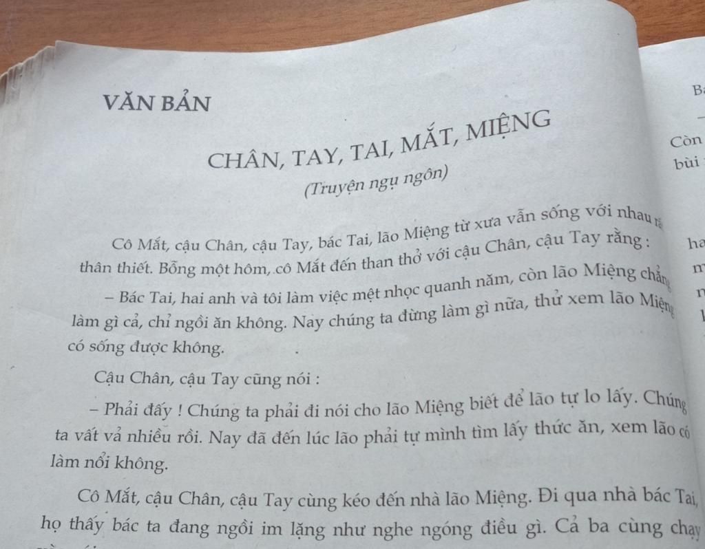 Các biển báo giao thông dưới đây có dạng hình gì Em có biết ý nghĩa