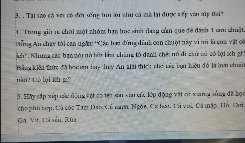 3.. Tại sao cá voi có đời sống bơi lội như cá mà lại được xếp vào lớp thú?  4. Trong giờ ra chơi một nhóm bạn học sinh đang cầm que