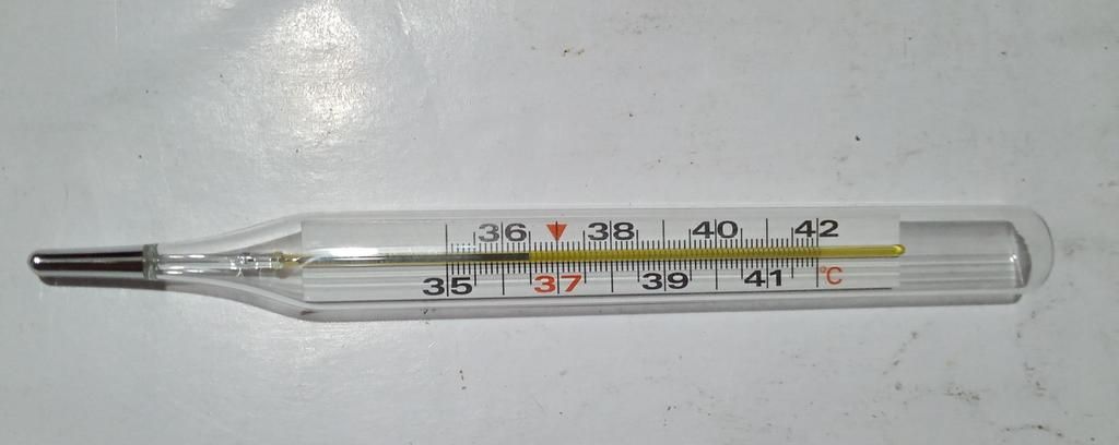 Cho mình hỏi nhiệt kế vạch đỏ chỉ bao nhiêu độ vậy ạ ?38 li 35 °C