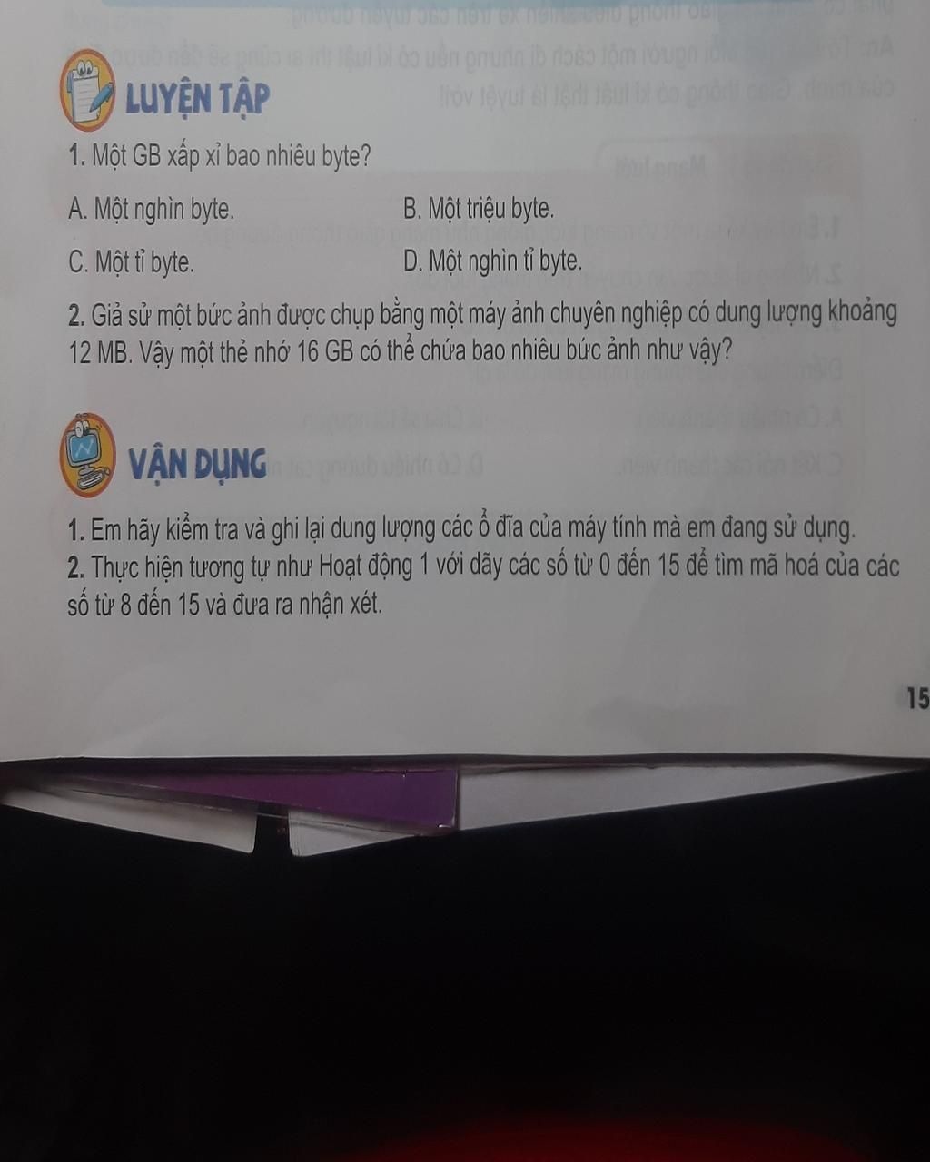 Giả sử một bức ảnh được chụp bằng một máy ảnh chuyên nghiệp có dung lượng khoảng 12MB. Vậy một thẻ nhớ 16GB có thể chứa bao nhiêu bức ảnh?