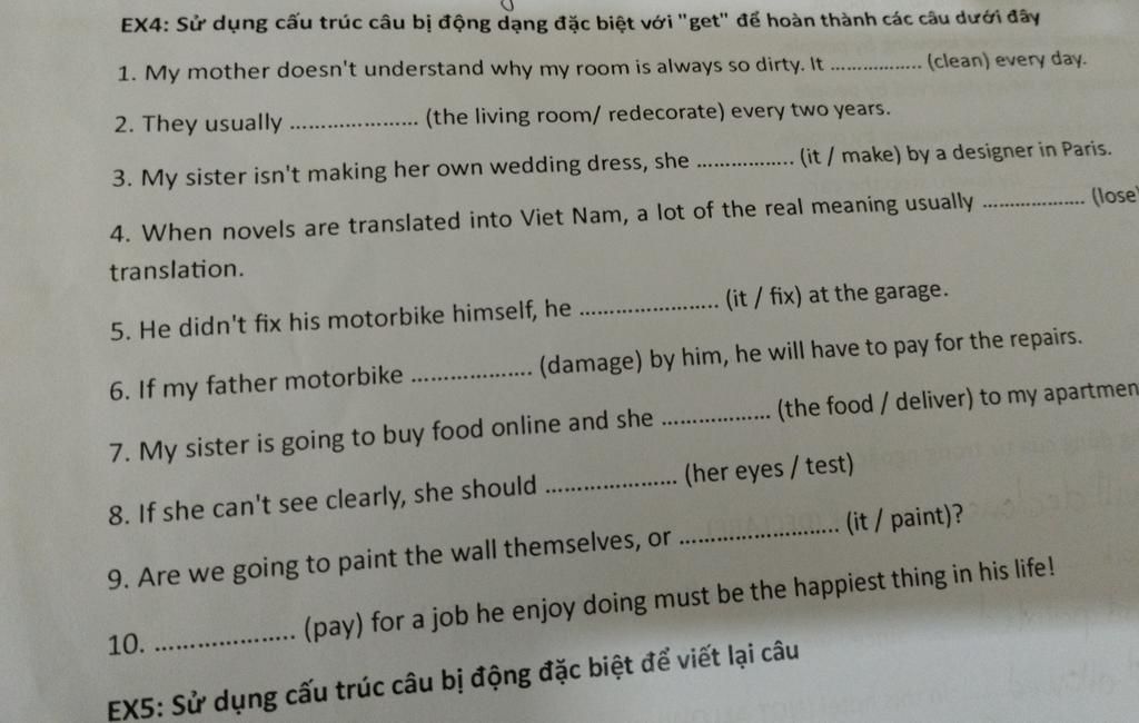 EX4 Sử dụng cấu trúc câu bị động dạng đặc biệt với "get" để hoàn thành