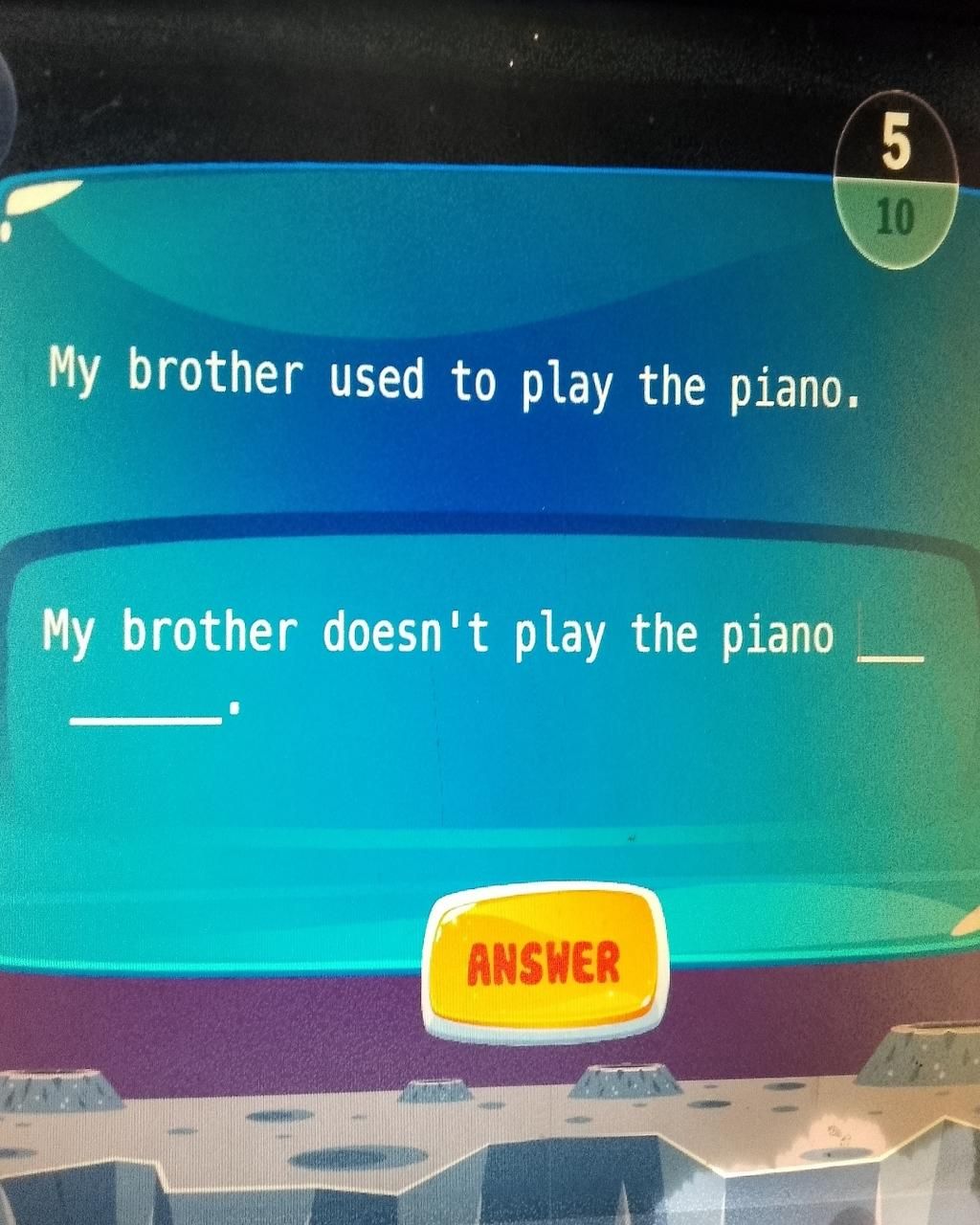 My brother used to play the piano. My brother doesn't play the piano