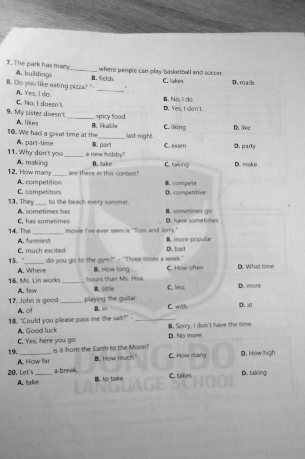 Câu hỏi ngoài 1I enjoy..... video games with my friend A plays B plays