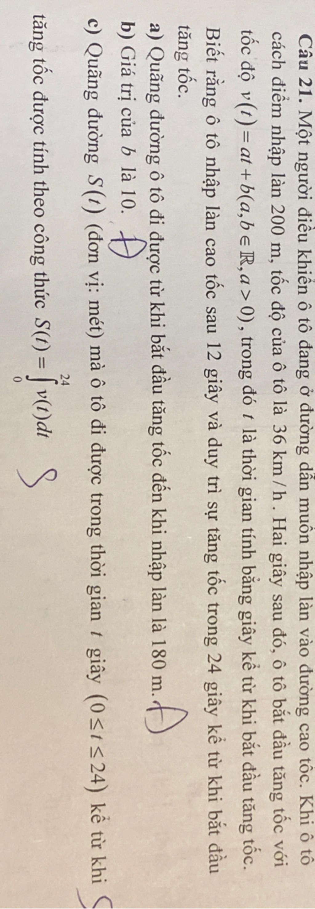 Câu 21. Một người điều khiển ô tô đang ở đường dẫn muốn nhập làn vào ...